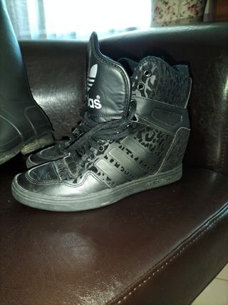 Zapatillas Adidas cuña de segunda mano por 25 EUR en Begues en WALLAPOP