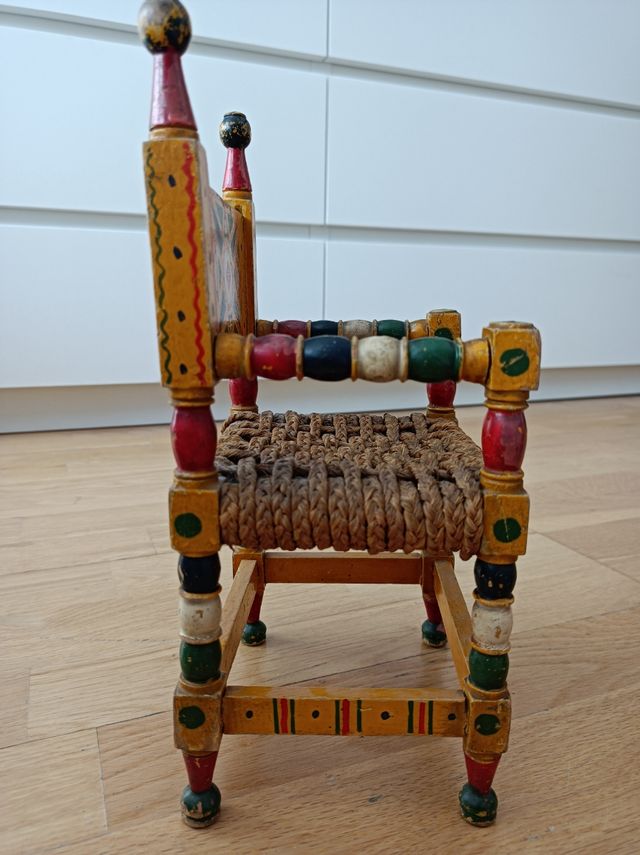 sillita antigua muñecas