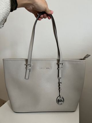 Bolso TOTE JET SET Mediano Michael Kors de segunda mano por 160 EUR en  Tarragona en WALLAPOP