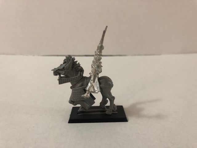 Warhammer Fantasy Mago Alto Elfo a caballo