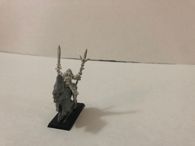 Warhammer Fantasy Mago Alto Elfo a caballo