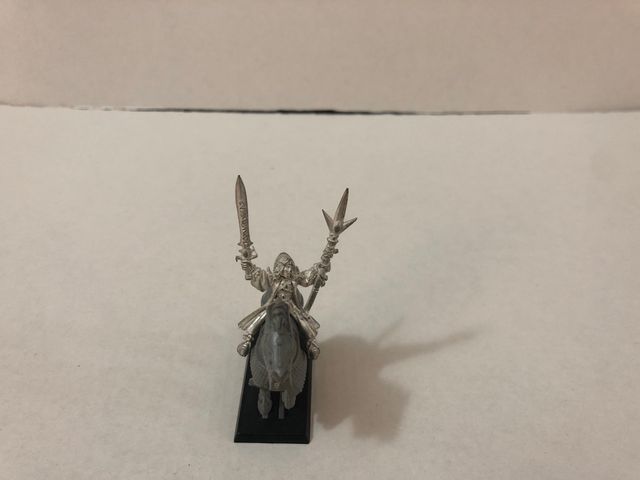 Warhammer Fantasy Mago Alto Elfo a caballo