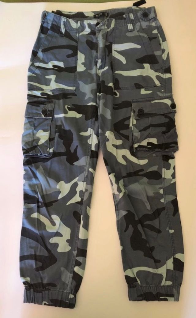 Pantalón de camuflaje de Bershka 