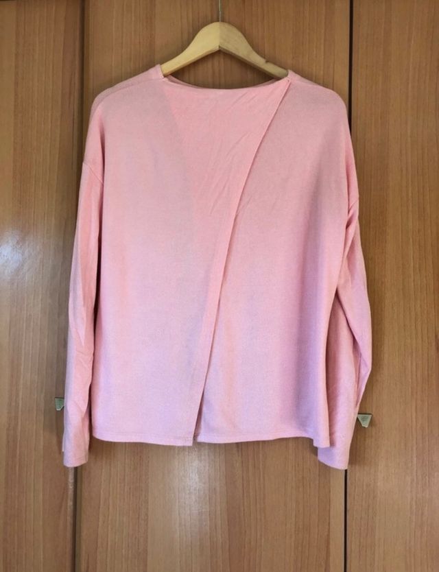 Jersey con apertura en la espalda de Bershka 