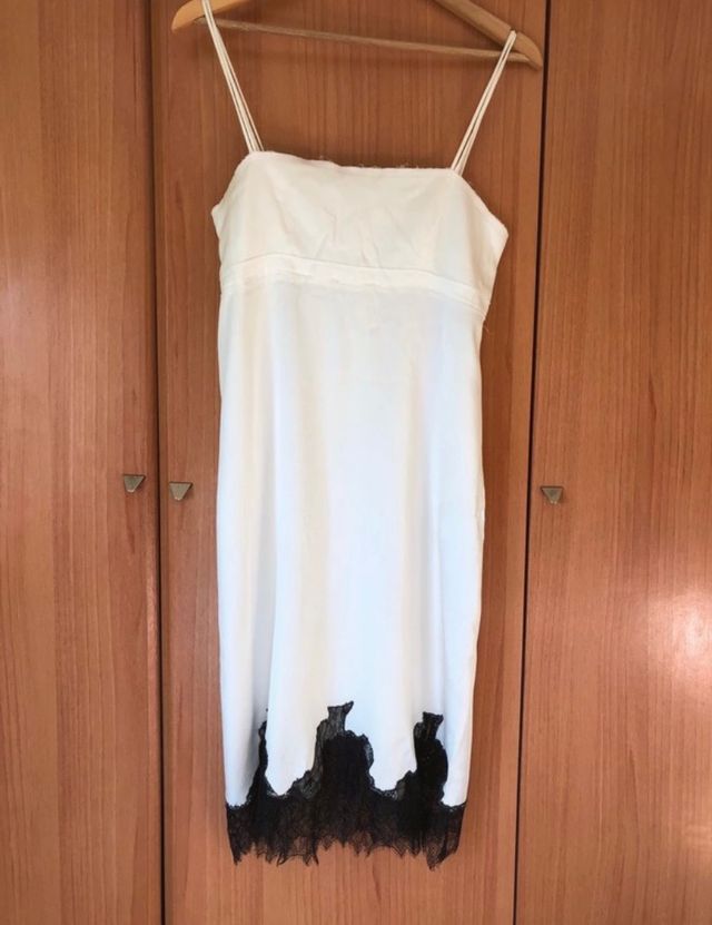 Vestido con encaje de Zara
