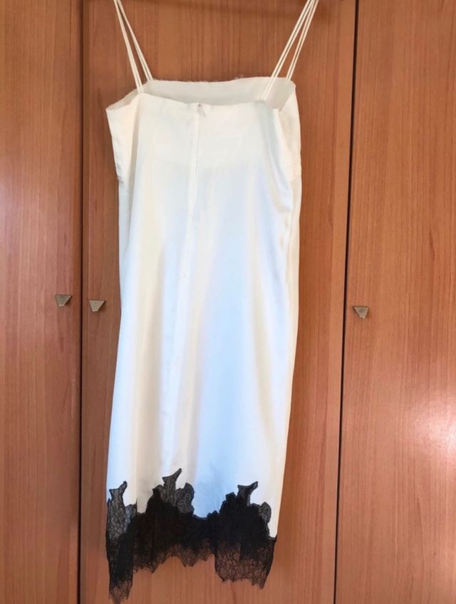 Vestido con encaje de Zara