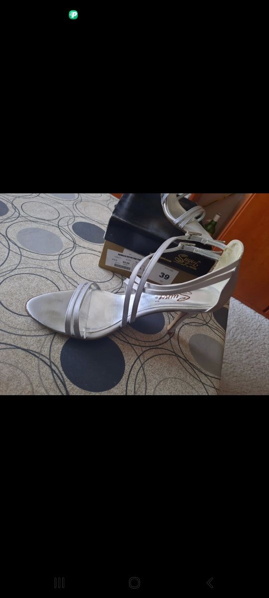 Sandalia de fiesta gris perla.