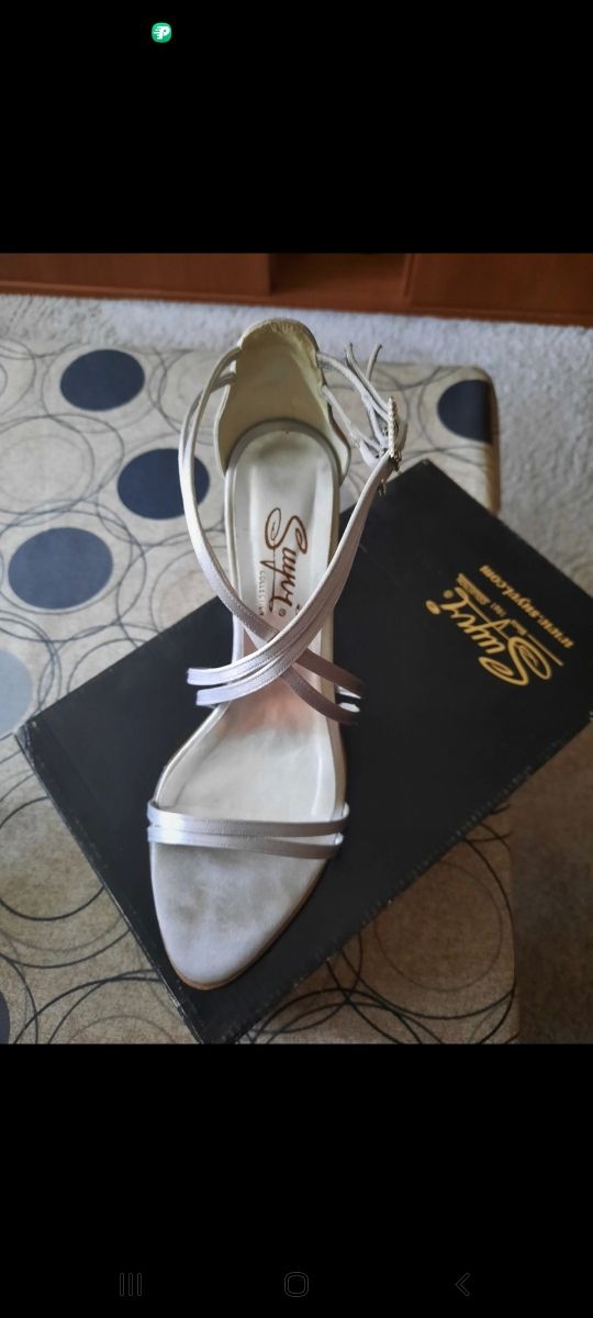 Sandalia de fiesta gris perla.