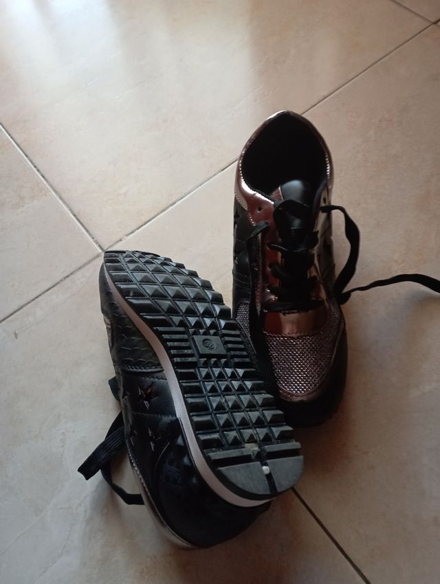 zapatillas negras con dorado