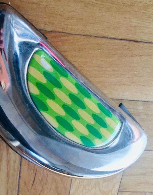 Gafas de sol en su funda metálica