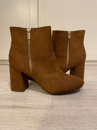 Botas Marrones Tacón Ancho de segunda mano por 10 EUR en Carrizal en  WALLAPOP