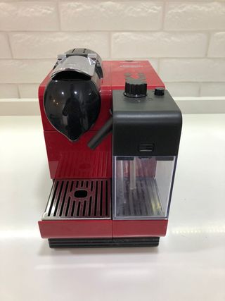 Cafetera Nespresso de segunda mano por 65 EUR en Viana de Cega en WALLAPOP