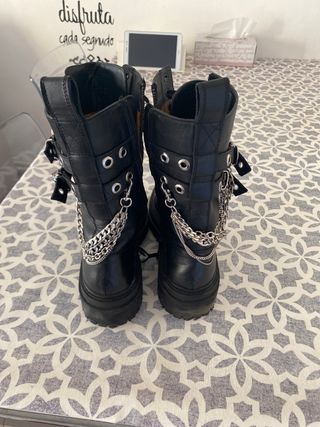 Botas militares zara 40 de segunda mano por 35 EUR en Girona en WALLAPOP