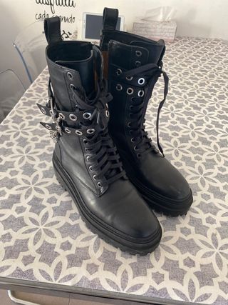 Botas militares zara 40 de segunda mano por 35 EUR en Girona en WALLAPOP