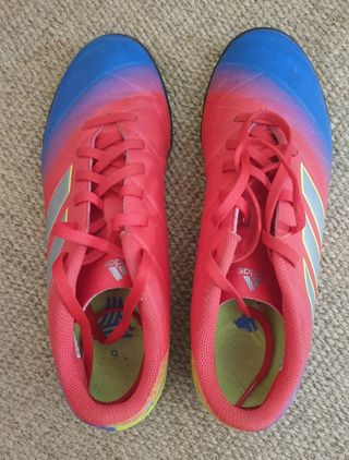 Botas futbol ADIDAS MESSI de segunda mano por 35 EUR en Barcelona en  WALLAPOP