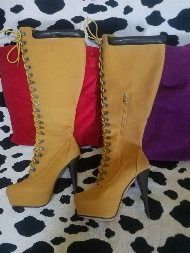 Botas altas de tacón, color camel.