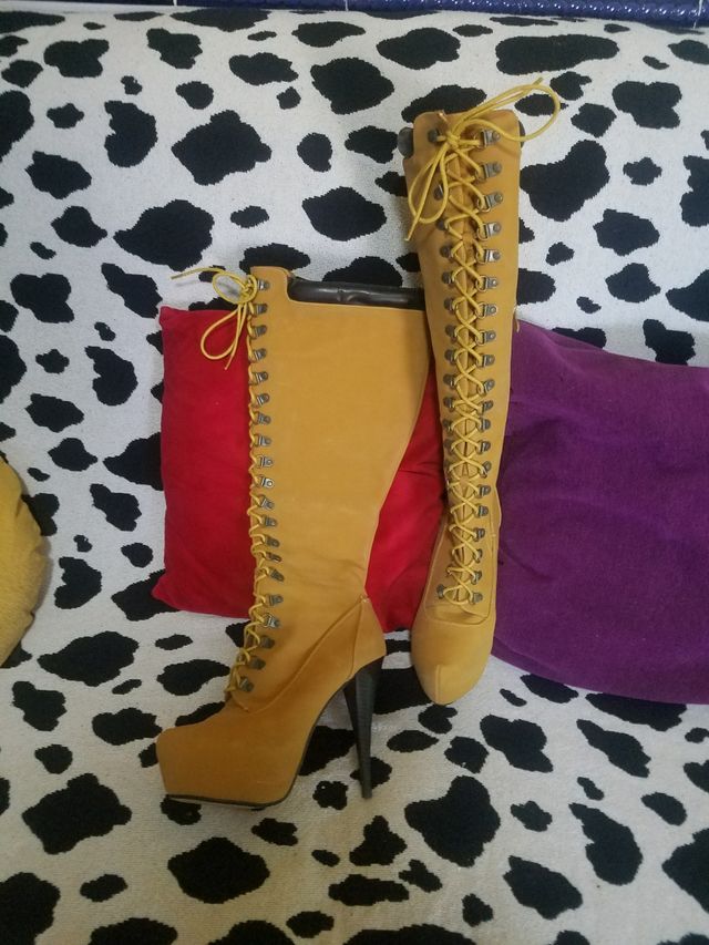 Botas altas de tacón, color camel.