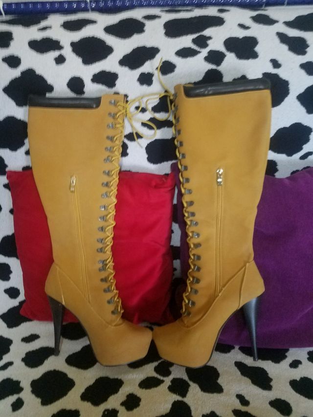 Botas altas de tacón, color camel.