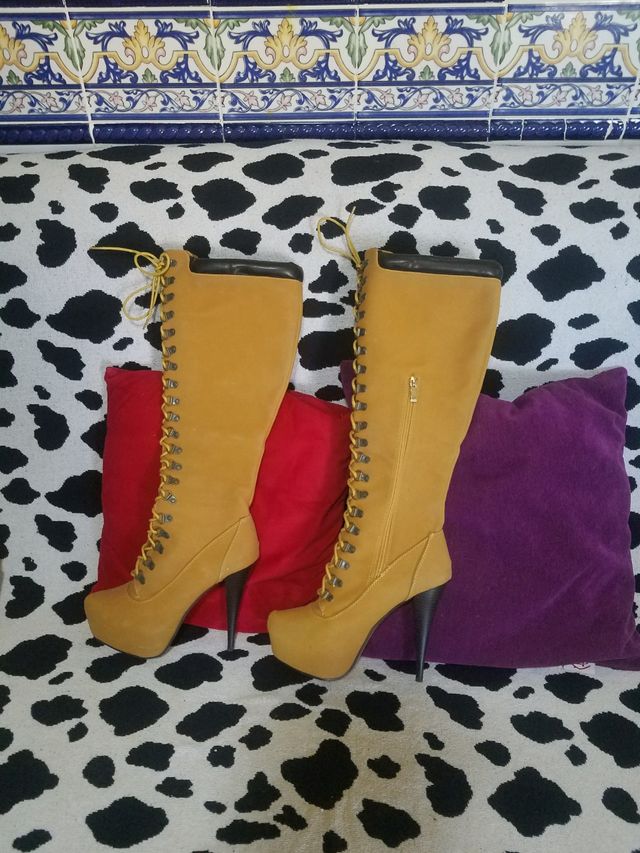 Botas altas de tacón, color camel.