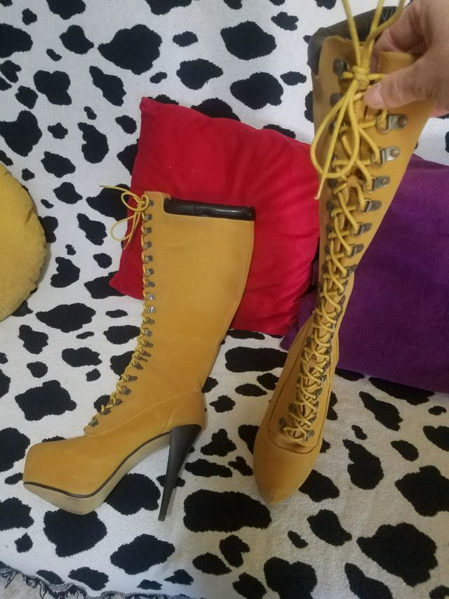 Botas altas de tacón, color camel.