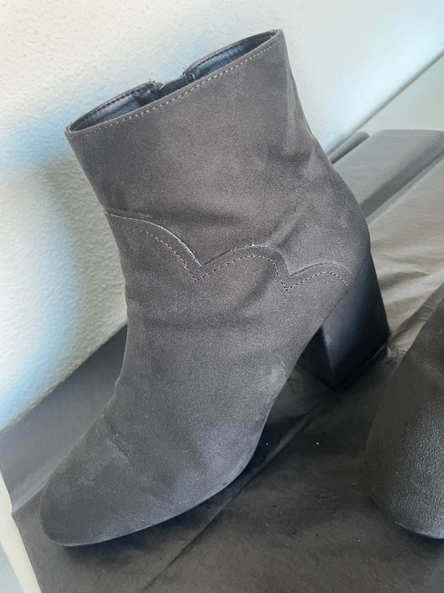 Botín antelina gris Zara