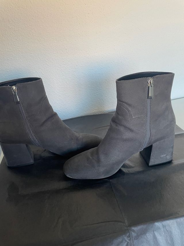 Botín antelina gris Zara