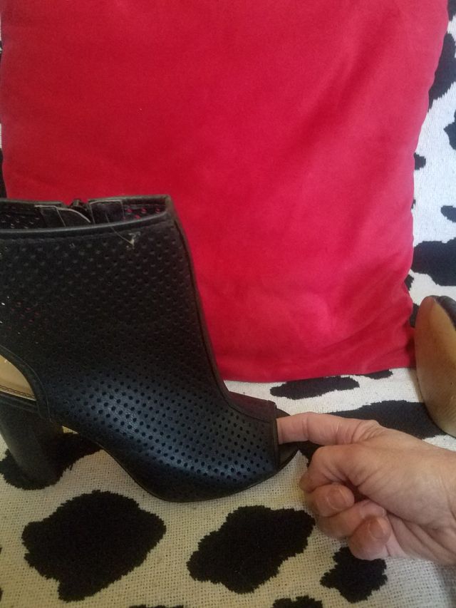 Vendo botines de verano, color negro.