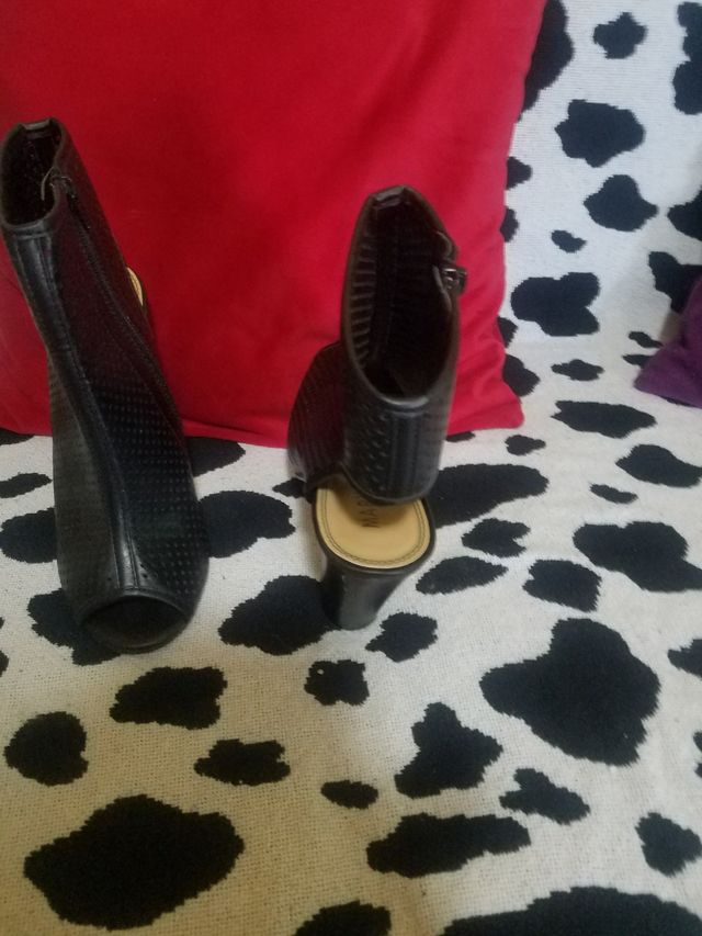 Vendo botines de verano, color negro.