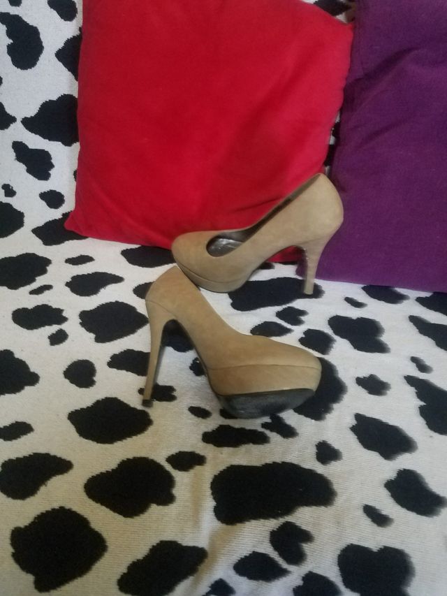 Vendo zapatos de tacón, color camel.