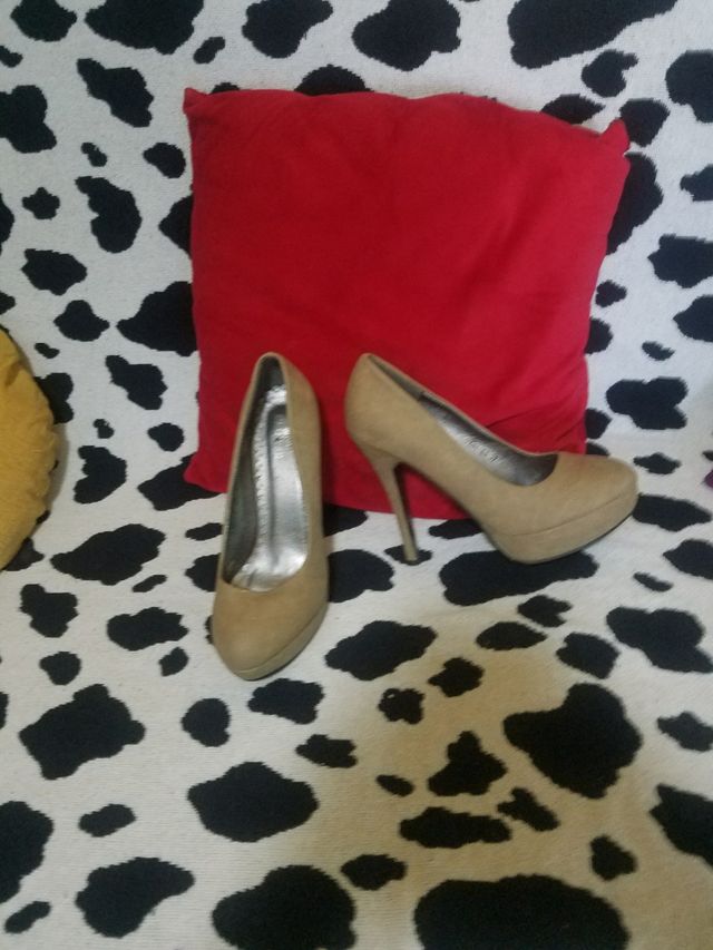 Vendo zapatos de tacón, color camel.