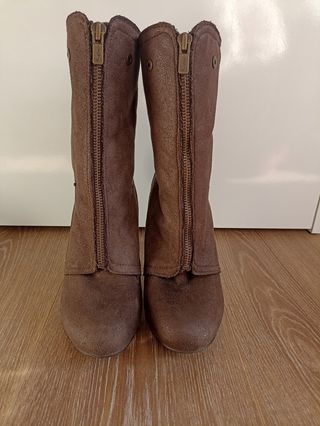 Botines marrones de Stradivarius de segunda mano por 5 EUR en Camiño de  Penamoa en WALLAPOP