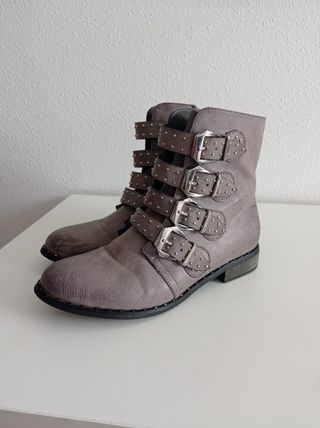 Botas planas grises de segunda mano por 8 EUR en Durango en WALLAPOP