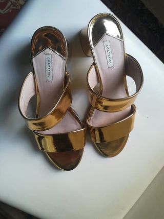 Sandalias doradas de segunda mano por 5 EUR en Oliva en WALLAPOP