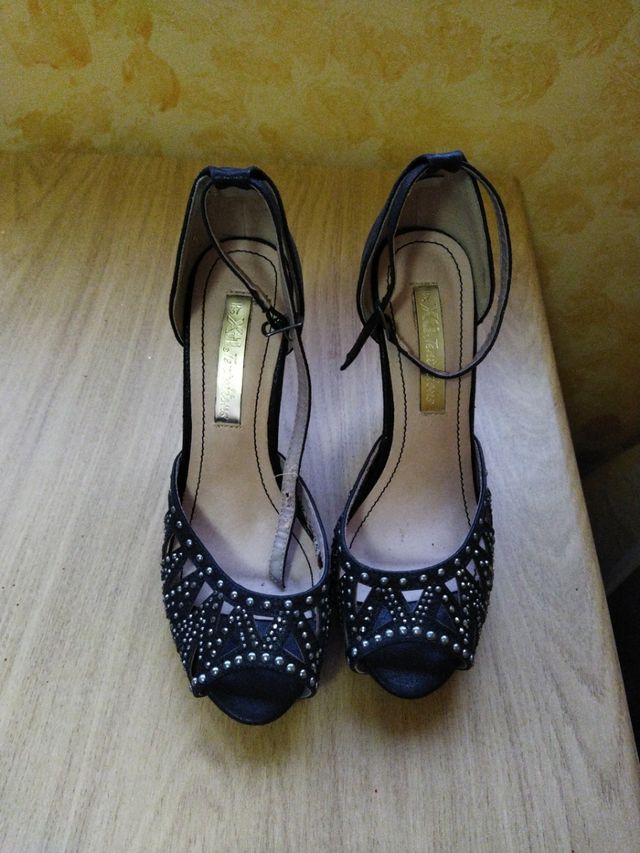 Tacones negros marca Xti