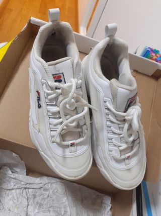 Zapatillas Fila con caja de segunda mano por 20 EUR en San Sebastián de Los  Reyes en WALLAPOP