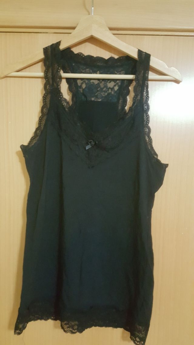 Camiseta interior encaje negro