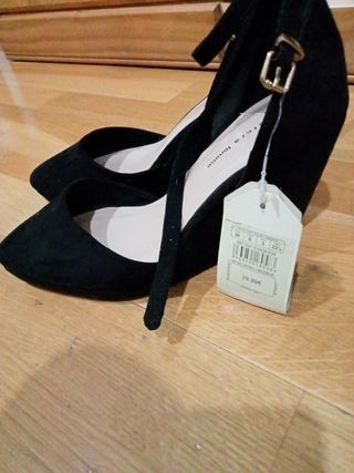 Zapatos cuña alta negros marca Sfera de segunda mano por 8 EUR en Madrid en  WALLAPOP