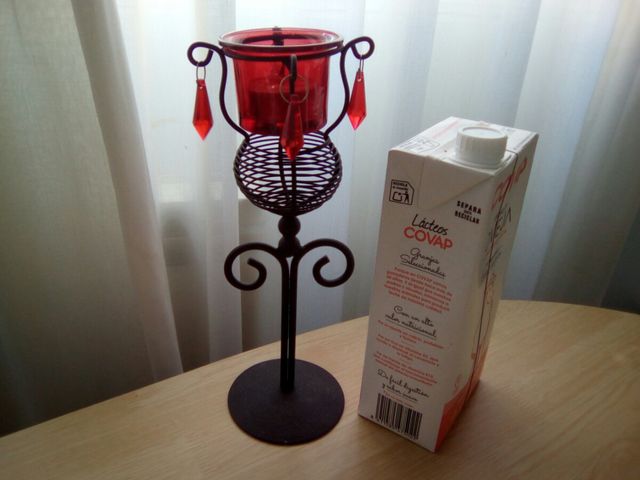 Soporte metálico decorativo para vela pequeña.