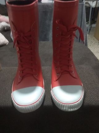 Botas de agua roja con cordones de segunda mano por 7 EUR en Sevilla en  WALLAPOP