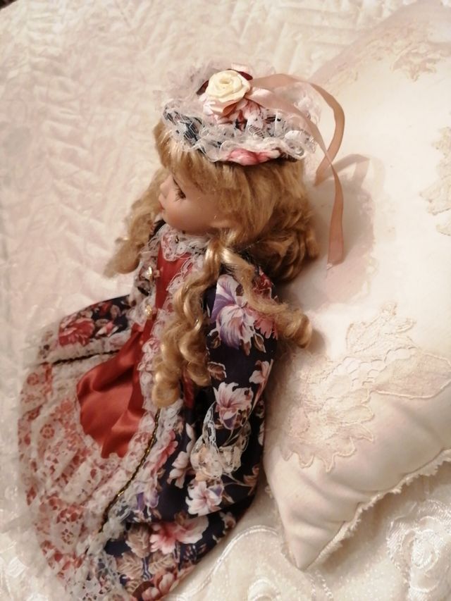 bambola di porcellana