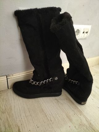 BOTAS DE INVIERNO GUESS TALLA 39 de segunda mano por 25 EUR en Madrid en  WALLAPOP