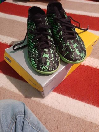 ZAPATOS DE FUTBOL SIN TACOS de segunda mano por 15 EUR en Tudela en WALLAPOP