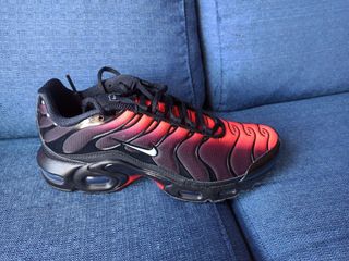 Nike Air Max Plus GS talla 40 negras\\/rojas de segunda mano por 75 EUR en  Las Palmas de Gran Canaria en WALLAPOP