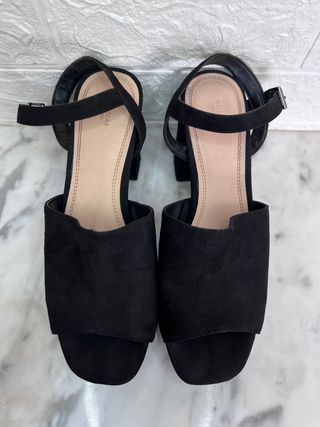 Tacones negros Pull\u0026amp;bear de segunda mano por 20 EUR en  Rivas-Vaciamadrid en WALLAPOP