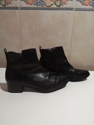 Botas \\/ Botines Negros Marca Wonders de segunda mano por 28 EUR en  Salamanca en WALLAPOP