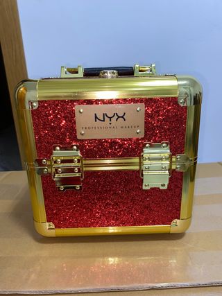 Maletín de maquillaje de NYX. Nuevo de segunda mano por 50 EUR en Atarfe en  WALLAPOP