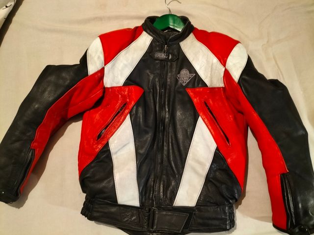 chaqueta motorista  con protecciones metálicas