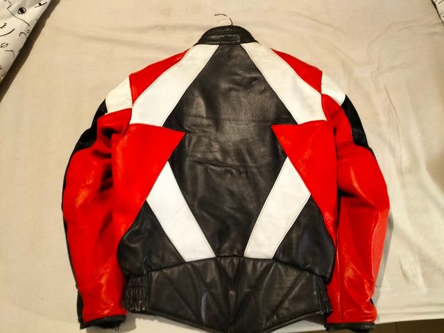 chaqueta motorista  con protecciones metálicas