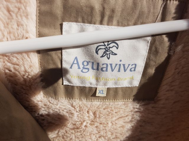 Abrigo, trenka, chaqueta beige crema con capucha