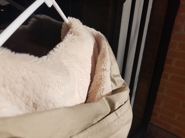 Abrigo, trenka, chaqueta beige crema con capucha